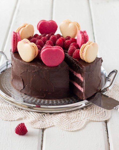 chocolate-raspberry-layer-cake-with-1114336l1