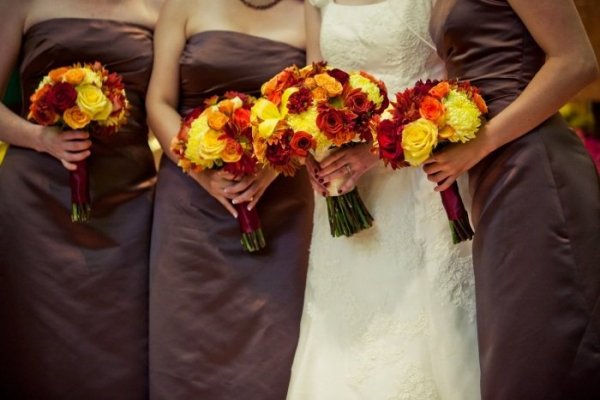 kleid-brautjungfern-herbst-hochzeit-schokobraun-lang-blumenstrauss-herbsttoene